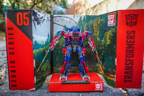 Studio Series Optimus Prime Movie Voyager Extensive In Hand Photos 20 (20 of 27)